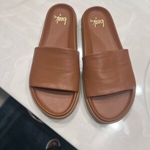 beek Brown Platform Slides